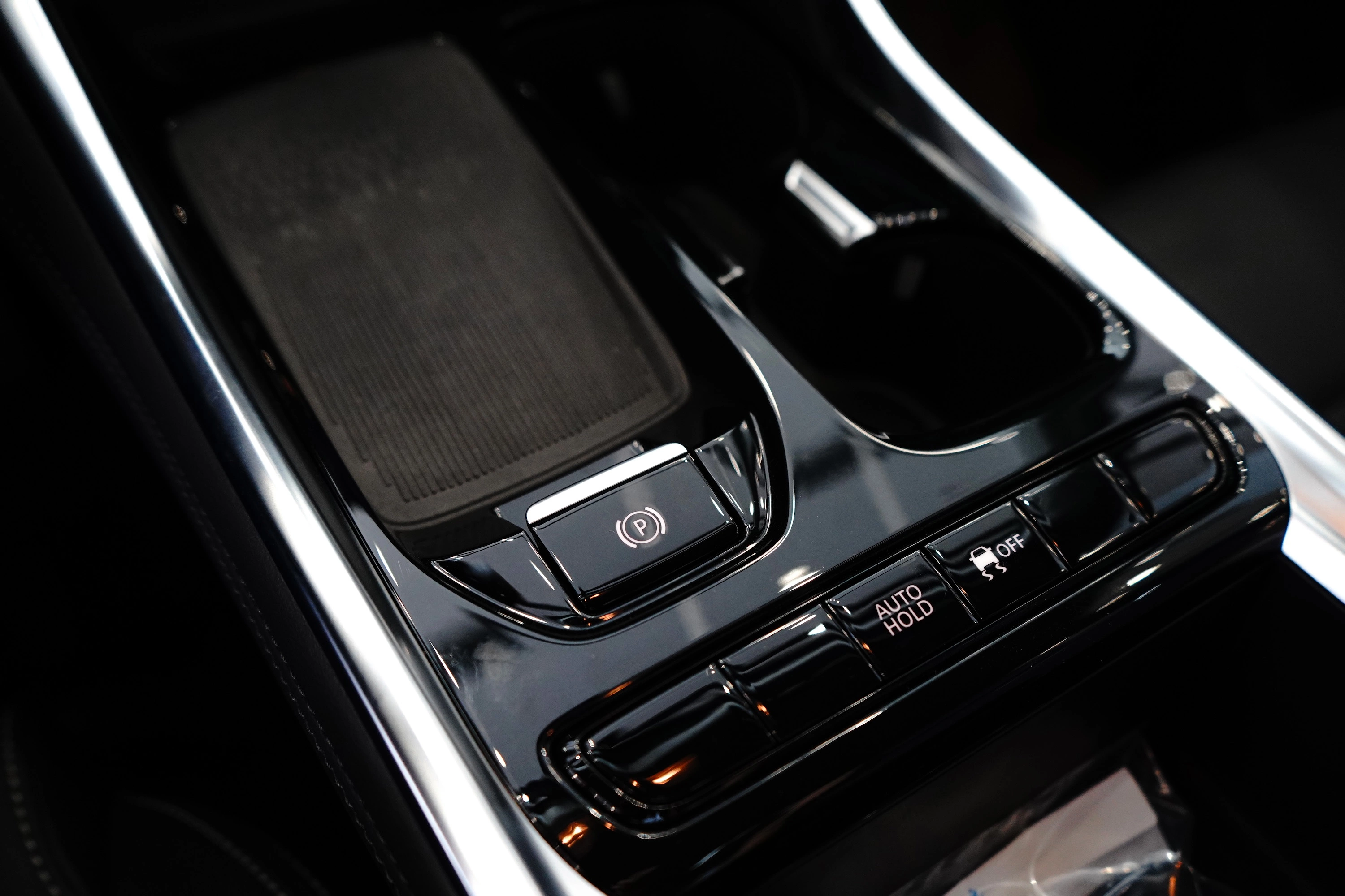 Ngo&agrave;i c&aacute;c c&ocirc;ng nghệ an to&agrave;n th&ocirc;ng dụng, bản ti&ecirc;u chuẩn của G50 c&ograve;n c&oacute; c&aacute;c t&iacute;nh năng như c&acirc;n bằng điện tử, cảm biến đỗ xe ph&iacute;a sau, cảm biến &aacute;p suất lốp, hỗ trợ khởi h&agrave;nh ngang dốc.