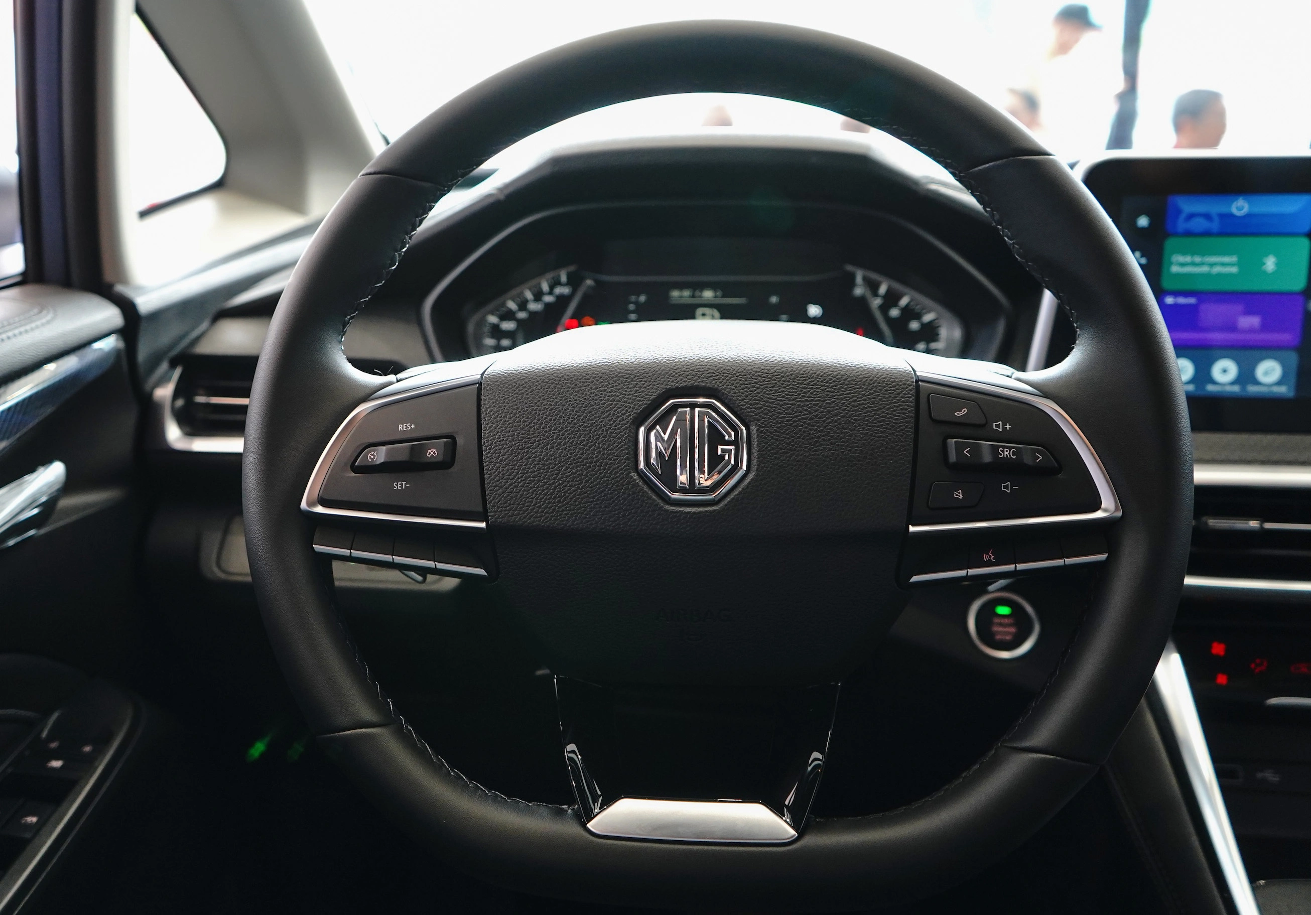 Vô-lăng ba chấu bọc da có trên hai bản cao. Mẫu xe của MG trang bị điều hòa tự động trên bản cao nhất và chỉnh bằng thao tác cảm ứng. Vô-lăng ba chấu bọc da có trên hai bản cao. Mẫu xe của MG trang bị điều hòa tự động trên bản cao nhất và chỉnh bằng thao tác cảm ứng.