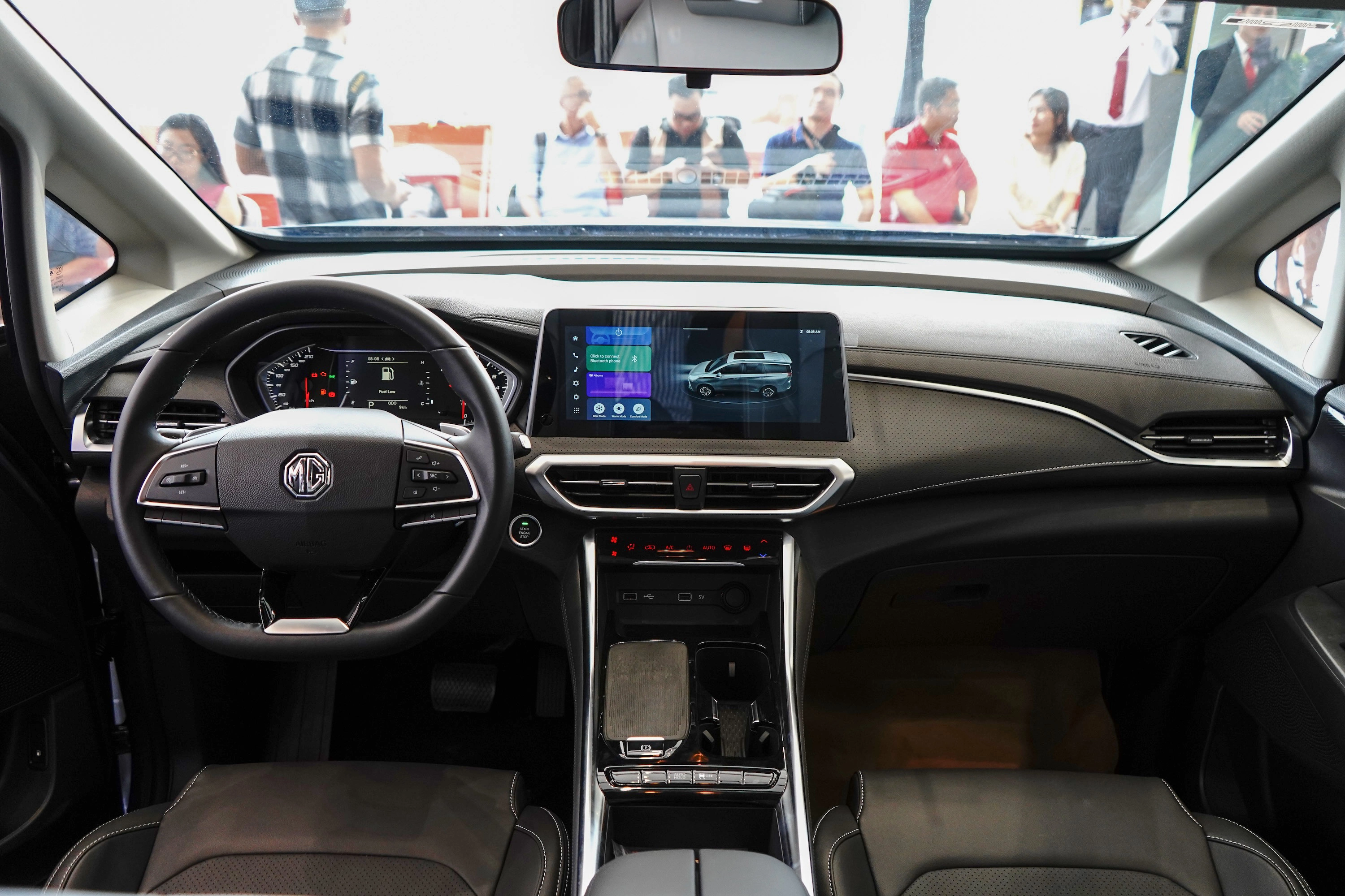 Khoang lái của G50 ở hai bản số tự động nhìn chung khá hiện đại. Toàn bộ ghế trên bản LUX đều bọc da kèm lỗ thông hơi, trang bị hữu dụng ở thị trường nhiệt đới như ở Việt Nam. Khoang lái của G50 ở hai bản số tự động nhìn chung khá hiện đại. Toàn bộ ghế trên bản LUX đều bọc da kèm lỗ thông hơi, trang bị hữu dụng ở thị trường nhiệt đới như ở Việt Nam.