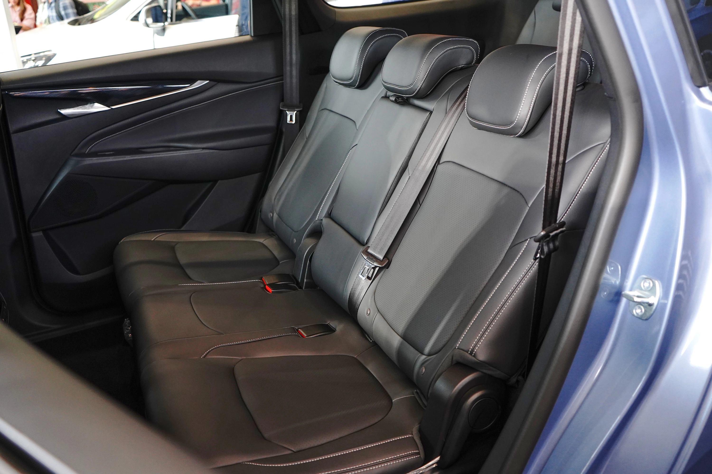 Điểm mạnh của G50 là độ rộng rãi ở không gian nội thất. Cấu hình 8 chỗ (3+3+2) Điểm mạnh của G50 là độ rộng rãi ở không gian nội thất. Cấu hình 8 chỗ (3+3+2)