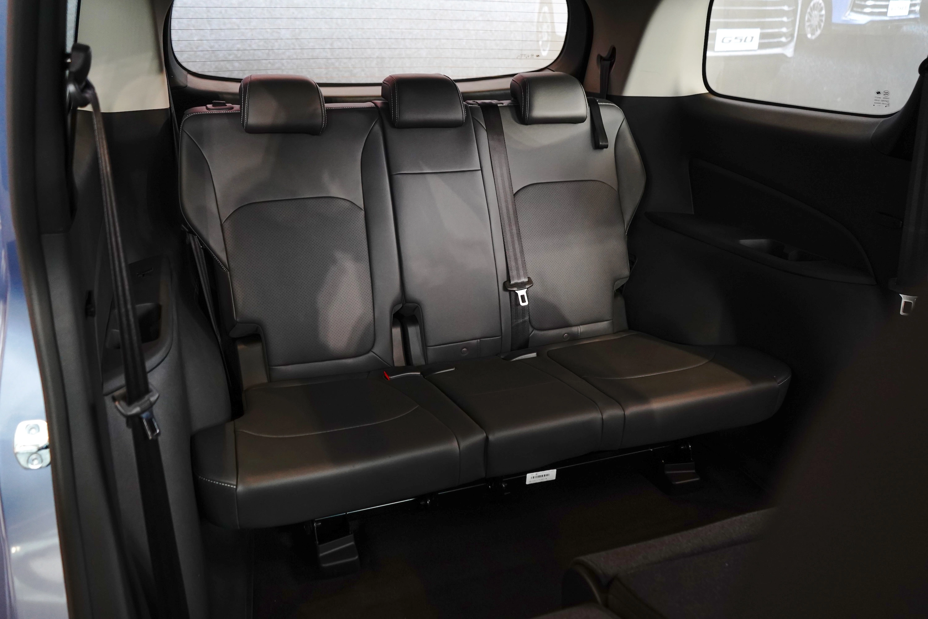 H&agrave;ng ghế thứ ba của G50 đủ rộng r&atilde;i cho 2-3 người lớn. Nhưng nếu l&agrave; những h&agrave;nh tr&igrave;nh xa, tối ưu nhất vẫn l&agrave; 2 người lớn. H&agrave;ng ghế n&agrave;y cũng c&oacute; cửa gi&oacute; điều h&ograve;a tr&ecirc;n trần xe.