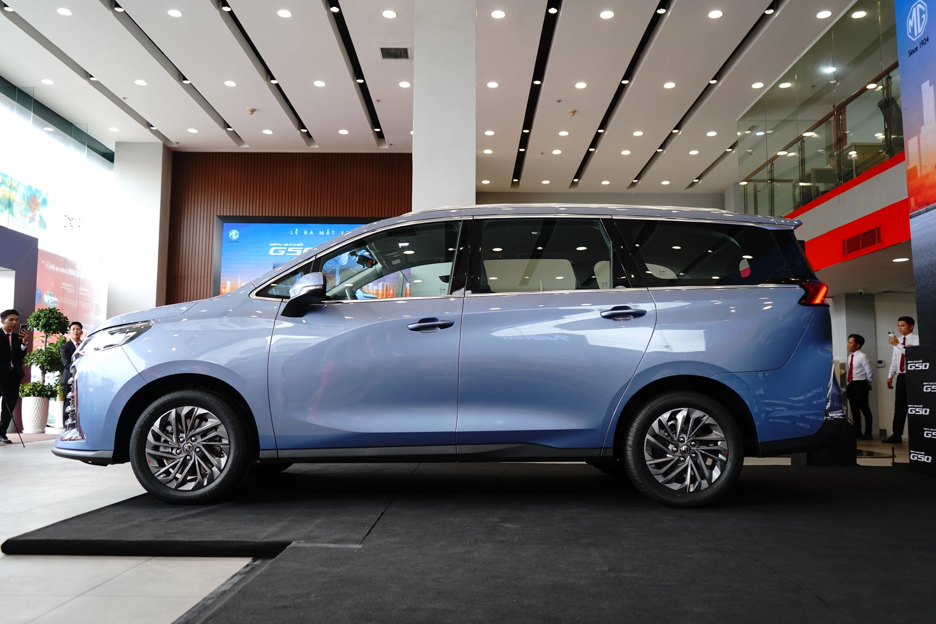 G50 có kích thước dài x rộng x cao là 4.825 x 1.825 x 1.778 mm, trục 2.800 mm. Những thông số này tương đồng với các mẫu MPV cỡ trung như Toyota Innova Cross, GAC M6 Pro. G50 có kích thước dài x rộng x cao là 4.825 x 1.825 x 1.778 mm, trục 2.800 mm. Những thông số này tương đồng với các mẫu MPV cỡ trung như Toyota Innova Cross, GAC M6 Pro.