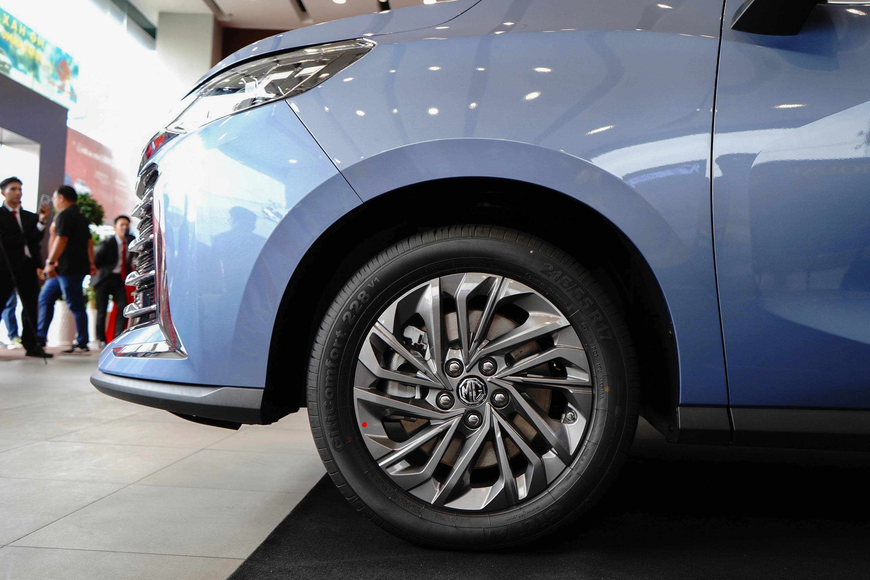 T&ugrave;y mỗi phi&ecirc;n bản m&agrave; thiết kế v&agrave; k&iacute;ch thước la-zăng kh&aacute;c nhau (Click để lật ảnh). Hai bản thấp đi k&egrave;m la-zăng 16 inch, c&ograve;n bản cao cấp nhất l&agrave; 17 inch.