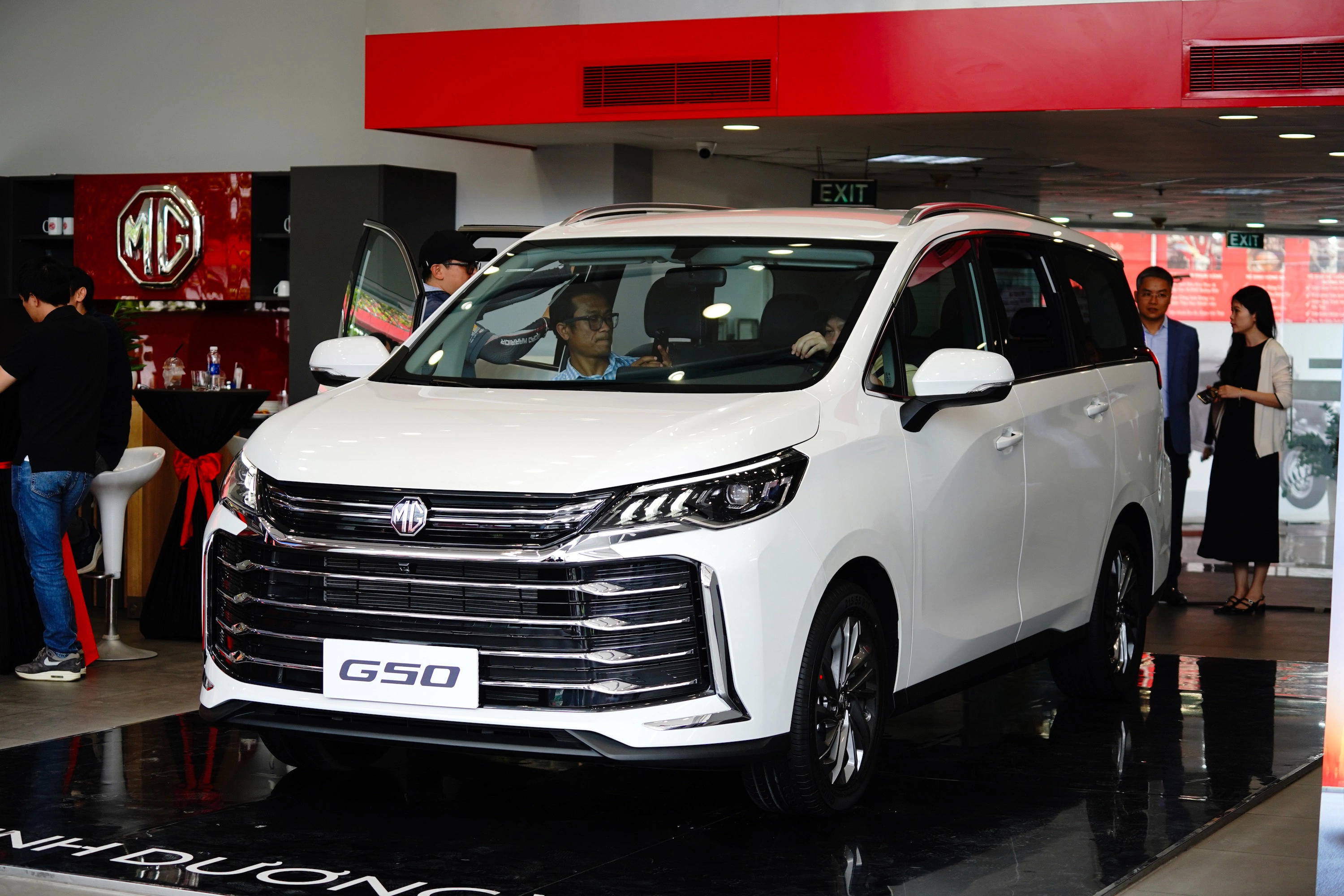 MG G50 bán ra ba phiên bản, gồm 1.5 MT COM giá 559 triệu, AT DEL 698 triệu và AT LUX 749 triệu đồng. MG G50 bán ra ba phiên bản, gồm 1.5 MT COM giá 559 triệu, AT DEL 698 triệu và AT LUX 749 triệu đồng.