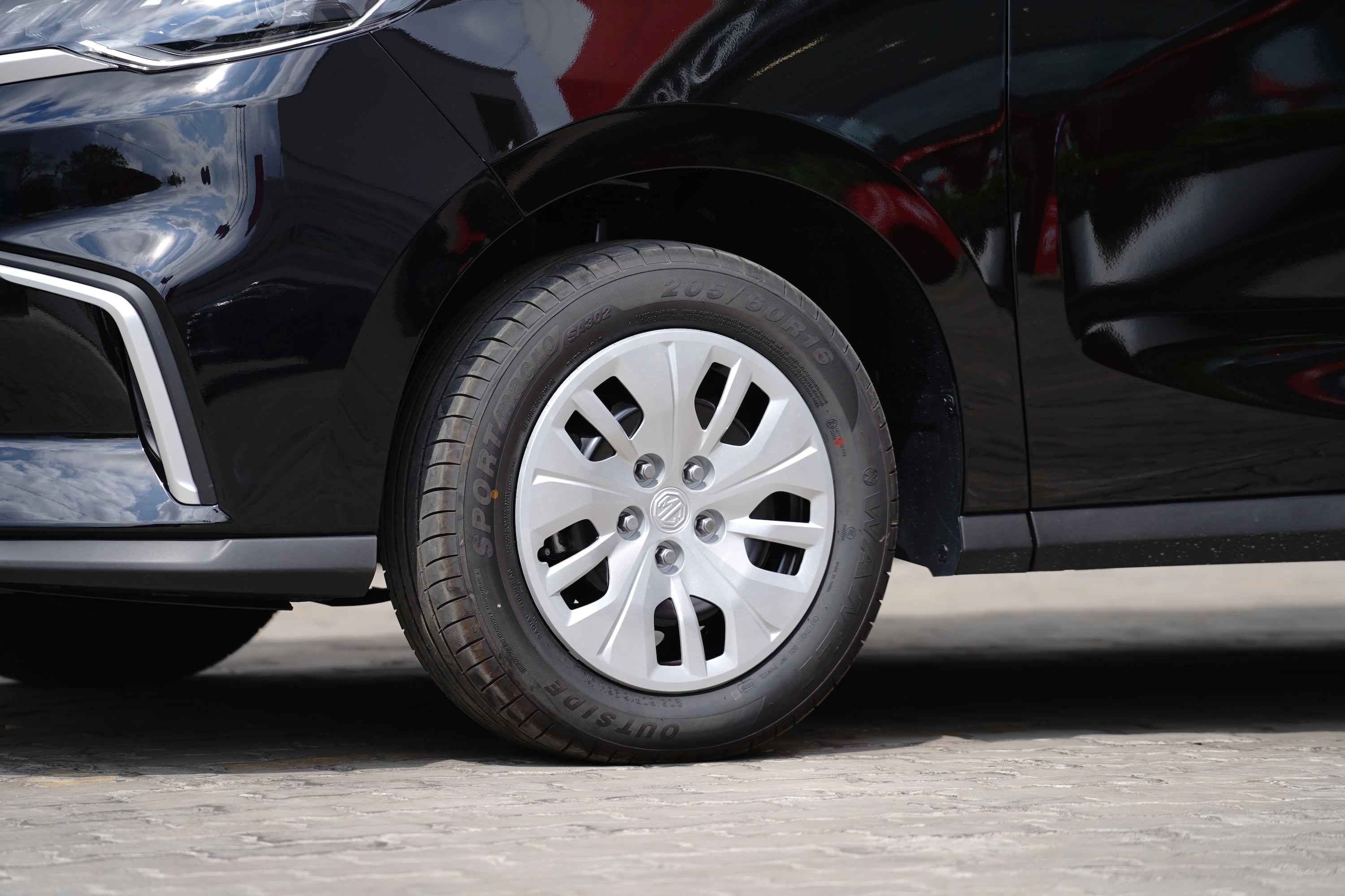 T&ugrave;y mỗi phi&ecirc;n bản m&agrave; thiết kế v&agrave; k&iacute;ch thước la-zăng kh&aacute;c nhau (Click để lật ảnh). Hai bản thấp đi k&egrave;m la-zăng 16 inch, c&ograve;n bản cao cấp nhất l&agrave; 17 inch.