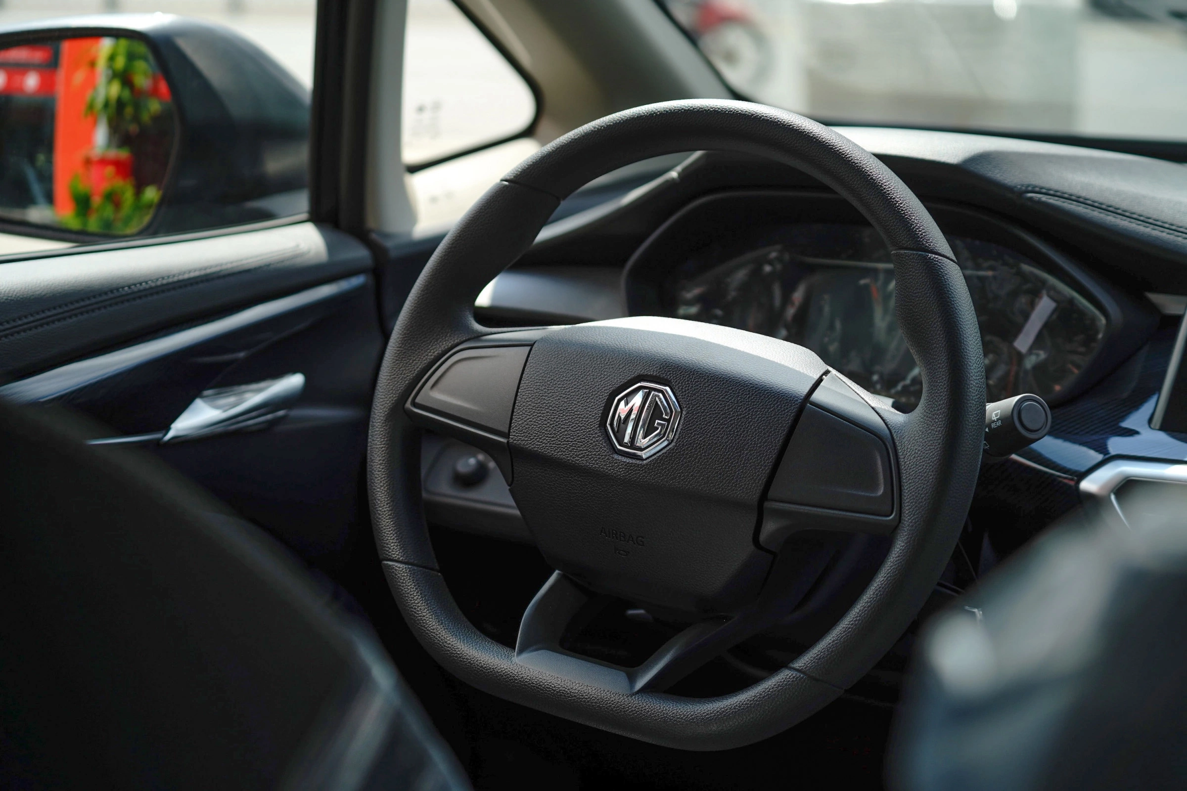 Vô-lăng ba chấu bọc da có trên hai bản cao. Mẫu xe của MG trang bị điều hòa tự động trên bản cao nhất và chỉnh bằng thao tác cảm ứng. Vô-lăng ba chấu bọc da có trên hai bản cao. Mẫu xe của MG trang bị điều hòa tự động trên bản cao nhất và chỉnh bằng thao tác cảm ứng.